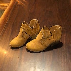 Vince Camuto tan cowgirl booty, little girl sz. 12